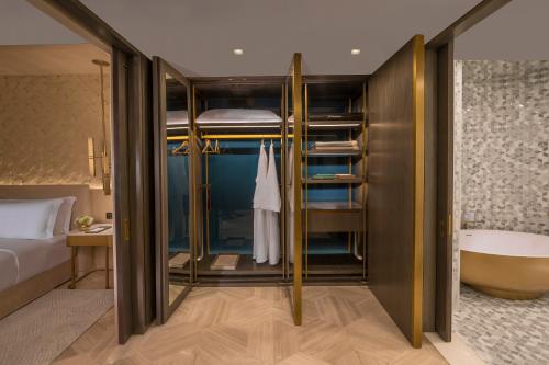 Luxe 1 Bedroom Suite– Complimentary Drinks 6-8 pm daily at The Penthouse