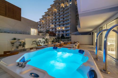 4 BED | Duplex w/Pool – Complimentary Drinks 6-8 pm daily at The Penthouse