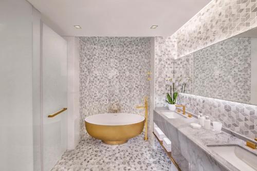 4 BED | Duplex w/Pool – Complimentary Drinks 6-8 pm daily at The Penthouse