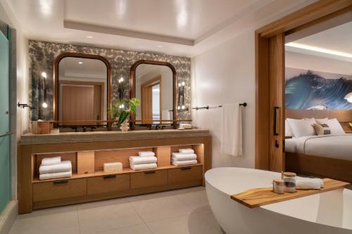 One-Bedroom Ali'i Suite - High Floor/Club Lounge Access