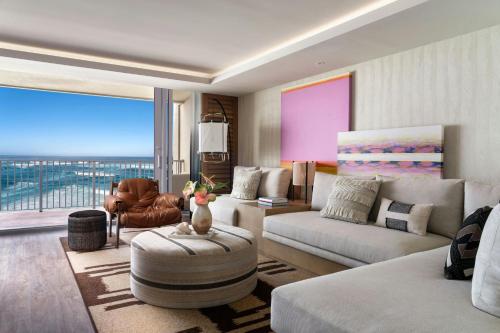 One-Bedroom Ali'i Suite - High Floor/Club Lounge Access