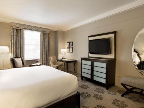 Deluxe Room with Queen Bed
