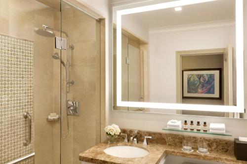 Deluxe Room with Queen Bed