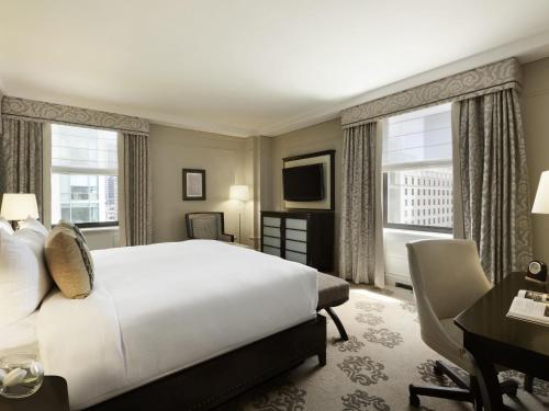 Deluxe Corner Room with King Bed
