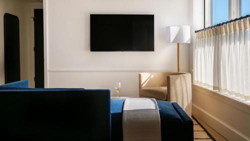 Deluxe King Suite