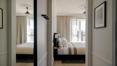 King Room with Roll in Shower - Disability Access