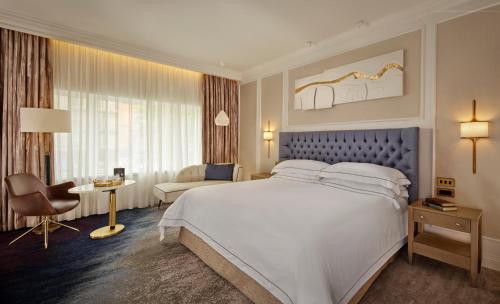 Superior Heritage Deluxe King Room with City View