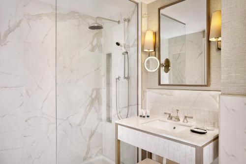 Superior Heritage Deluxe King Room with City View