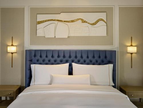Heritage Deluxe King Room with Balcony and City View