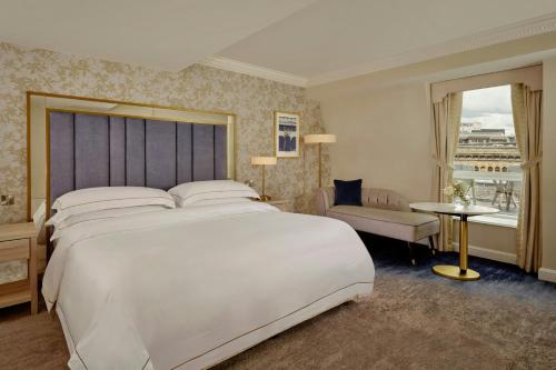 Heritage Deluxe King Room with Balcony and City View