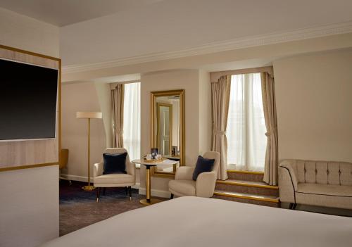 Heritage Deluxe King Room with Balcony and City View