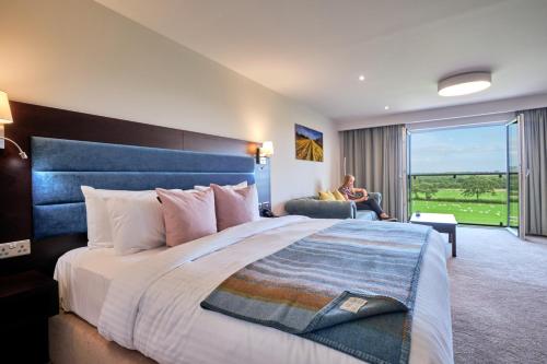 Deluxe King Room with Countryside View