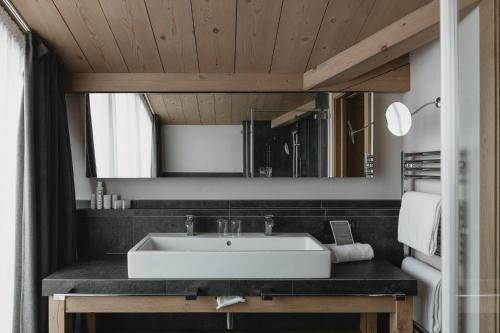 Suite with Mountain View