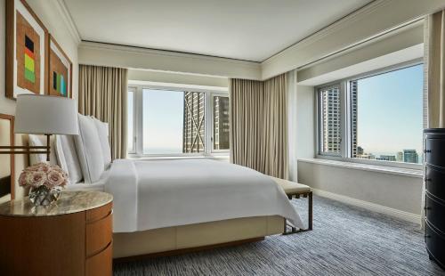 Executive King Suite with City View - Mobility Access