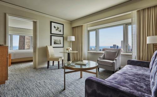 Executive King Suite with City View - Mobility Access