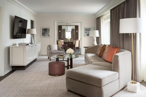 Deluxe One Bedroom King Suite