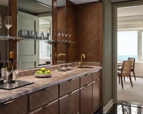 Deluxe One Bedroom King Suite