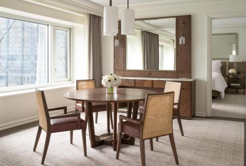 Deluxe One Bedroom King Suite