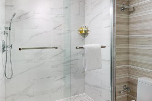 Standard King Room with Roll-In Shower - Mobility/Hearing Accessible