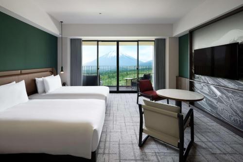 Twin room with mountain view