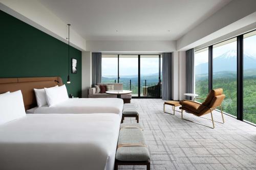 Corner Deluxe Twin Room with Mountain View