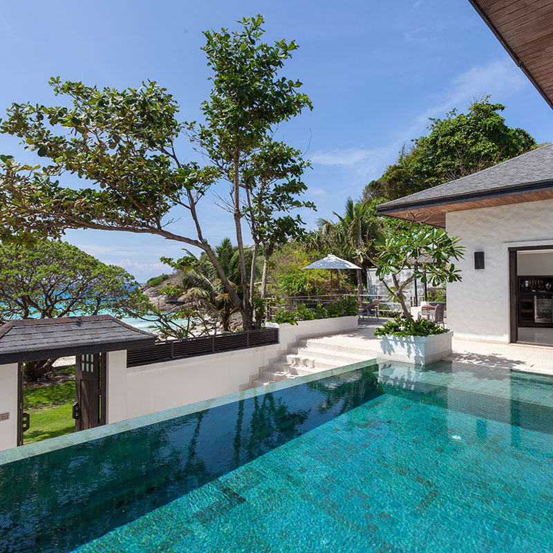 Grand Pool Suite Beachfront