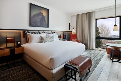 King Room with Fireplace - Hearing Accessible
