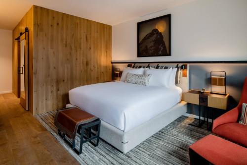 King Room with Fireplace - Mobility and Hearing Accessible with Roll-in Shower