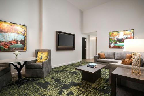 One-Bedroom King Suite with Sofa Bed and Tub - Mobility Accessible