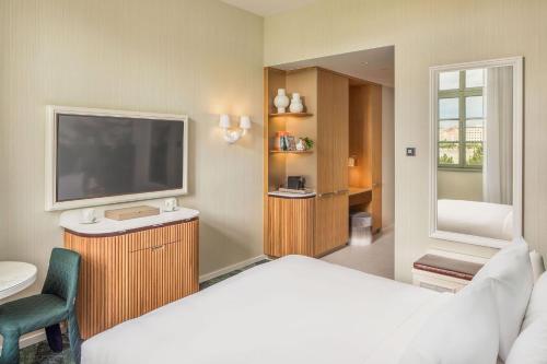 Essential King Room with Danube View