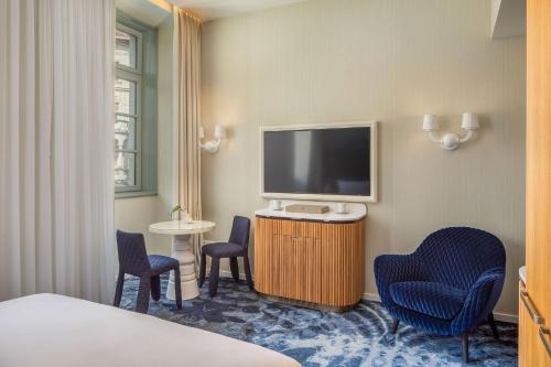 Premium King Room with City View
