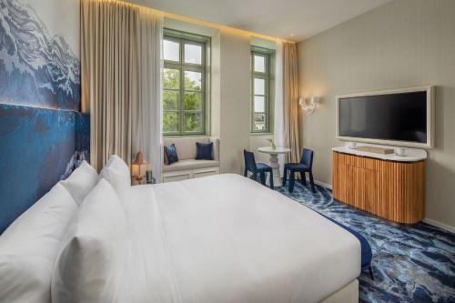 Premium King Room with Danube View