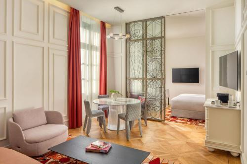 One-Bedroom Suite with Danube View