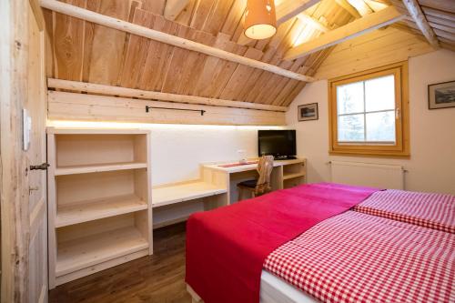 A2 - Deluxe Duplex One-Bedroom Apartment with Balcony
