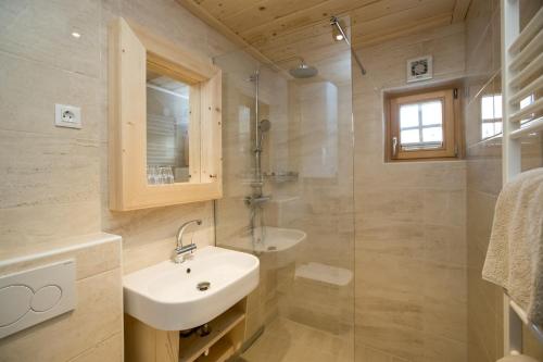 A2 - Deluxe Duplex One-Bedroom Apartment with Balcony