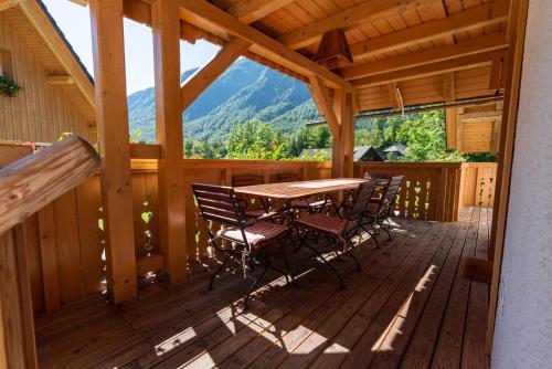 A5 - Duplex Three-Bedroom Apartment with Balcony and Fireplace