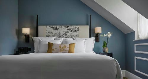 Deluxe Suite with Spa Bath