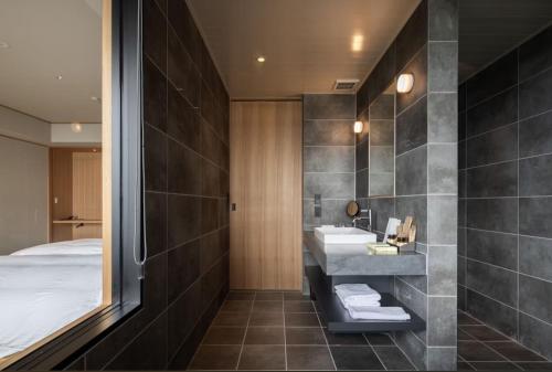 KUKI / MAGARI - View Bath Twin