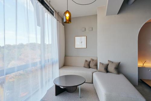 High floor suite with city view