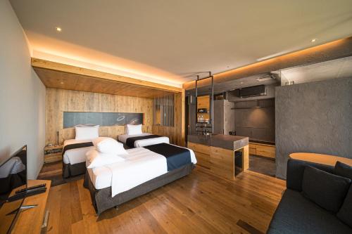 Deluxe Twin/Triple Room (3-4F) with Semi Open-Air Bath (47㎡) Non-Smoking