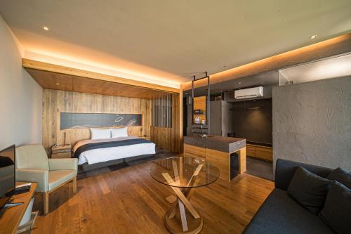 Deluxe King Room (3-4F) with Semi Open-Air Bath (47㎡) Non-Smoking