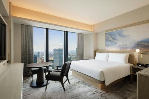 Specialty Allure King Room with City View - Top Floor