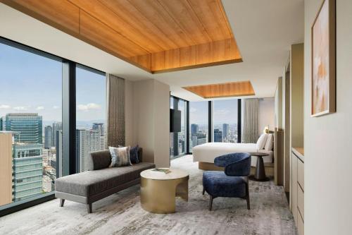 Scenic Corner King Room with City View - High Floor