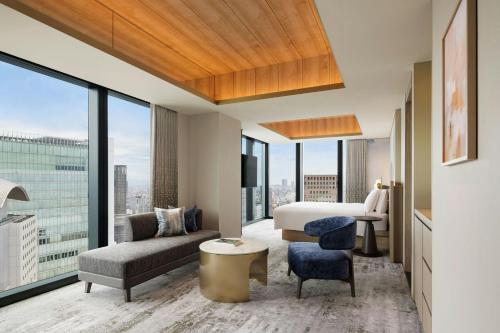 Scenic Corner King Room with City View - High Floor