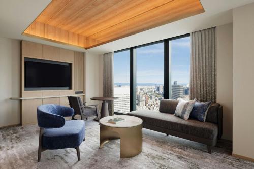 Scenic Corner King Room with City View - High Floor