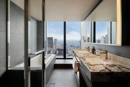 Scenic Corner King Room with City View - High Floor