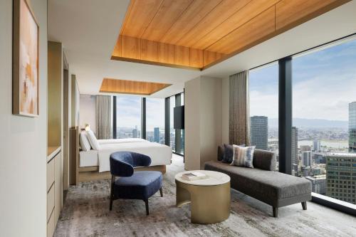 Scenic Corner Twin Room with City View - High Floor