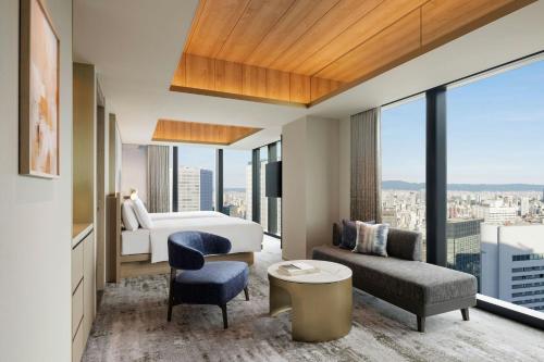 Scenic Corner Twin Room with City View - High Floor