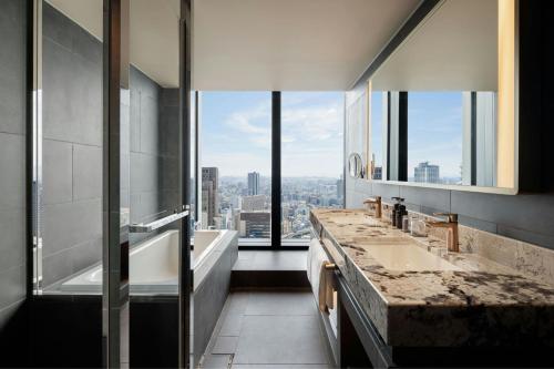 Scenic Corner Twin Room with City View - High Floor