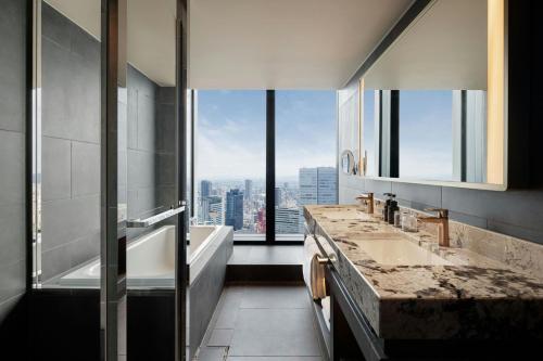 Specialty Corner King Room with City View - Top Floor